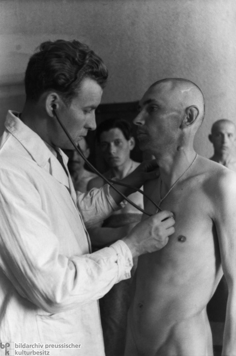 Ärztliche Untersuchung polnischer Landarbeiter, die als Fremdarbeiter für das Reich angeworben wurden (April/Mai 1940)